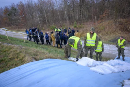Uczestnicy posiedzenia Powiatowego Zespołu Zarządzania Kryzysowego i ćwiczeń w Tarnobrzegu