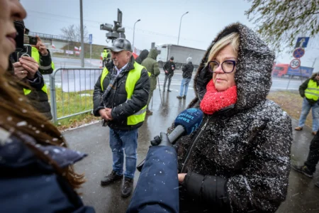 Czesław Siekierski, minister rolnictwa i rozwoju wsi oraz Teresa Kubas-Hul, wojewoda podkarpacki spotkali się w niedzielę z protestującymi w Medyce rolnikami.