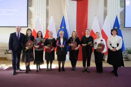 Uczestnicy uroczystości z okazji święta służb społecznych