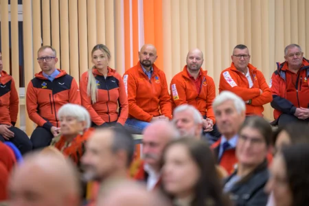 Uczestnicy uroczystości z okazji Dnia Ratownika Górskiego