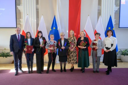Uczestnicy uroczystości z okazji święta służb społecznych