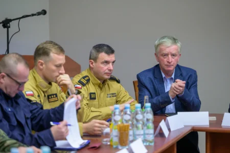 Uczestnicy posiedzenia Powiatowego Zespołu Zarządzania Kryzysowego i ćwiczeń w Tarnobrzegu