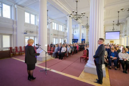 Uczestnicy uroczystości z okazji święta służb społecznych