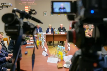 Uczestnicy posiedzenia Powiatowego Zespołu Zarządzania Kryzysowego i ćwiczeń w Tarnobrzegu