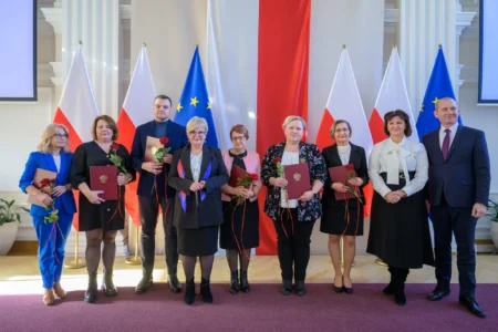 Uczestnicy uroczystości z okazji święta służb społecznych