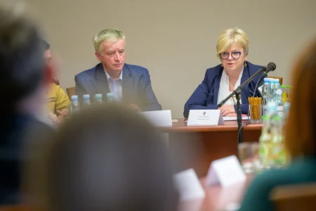 Uczestnicy posiedzenia Powiatowego Zespołu Zarządzania Kryzysowego i ćwiczeń w Tarnobrzegu