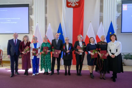 Uczestnicy uroczystości z okazji święta służb społecznych