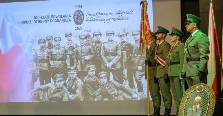 Uczestnicy otwarcia wystawy w Muzeum Narodowym Ziemi Przemyskiej