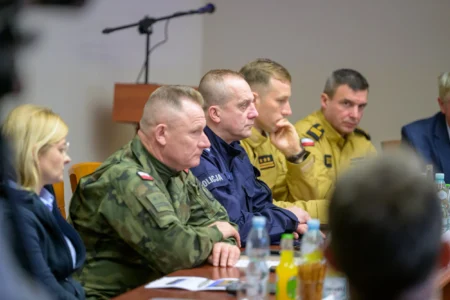 Uczestnicy posiedzenia Powiatowego Zespołu Zarządzania Kryzysowego i ćwiczeń w Tarnobrzegu