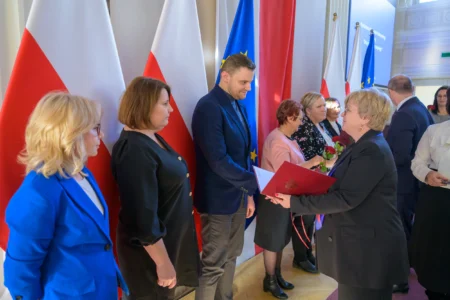 Uczestnicy uroczystości z okazji święta służb społecznych