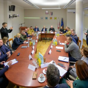 Uczestnicy posiedzenia Powiatowego Zespołu Zarządzania Kryzysowego i ćwiczeń w Tarnobrzegu