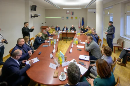 Uczestnicy posiedzenia Powiatowego Zespołu Zarządzania Kryzysowego i ćwiczeń w Tarnobrzegu