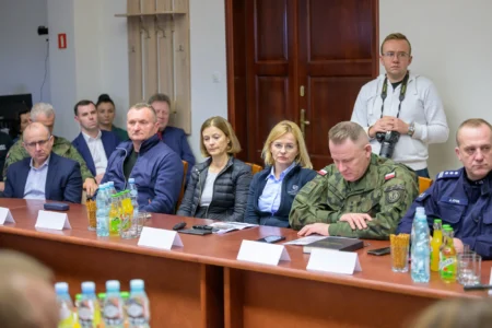 Uczestnicy posiedzenia Powiatowego Zespołu Zarządzania Kryzysowego i ćwiczeń w Tarnobrzegu