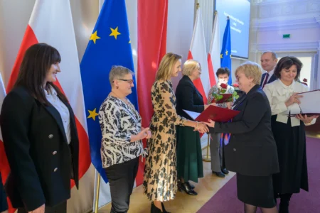 Uczestnicy uroczystości z okazji święta służb społecznych