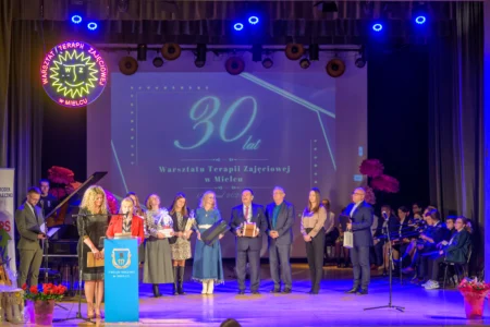 Uczestnicy jubileuszu 30-lecia Warsztatu Terapii Zajęciowej w Mielcu