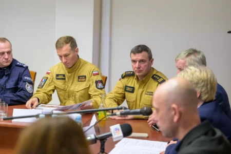Uczestnicy posiedzenia Powiatowego Zespołu Zarządzania Kryzysowego i ćwiczeń w Tarnobrzegu