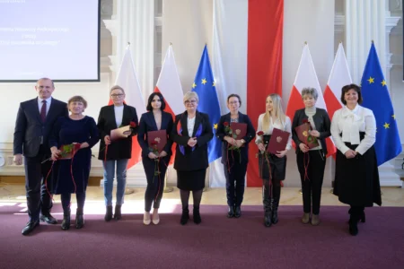 Uczestnicy uroczystości z okazji święta służb społecznych