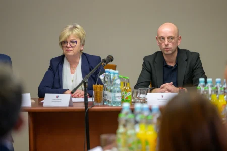 Uczestnicy posiedzenia Powiatowego Zespołu Zarządzania Kryzysowego i ćwiczeń w Tarnobrzegu