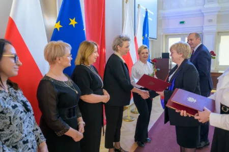 Uczestnicy uroczystości z okazji święta służb społecznych