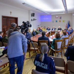 Uczestnicy posiedzenia Powiatowego Zespołu Zarządzania Kryzysowego i ćwiczeń w Tarnobrzegu