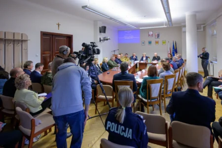 Uczestnicy posiedzenia Powiatowego Zespołu Zarządzania Kryzysowego i ćwiczeń w Tarnobrzegu