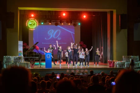 Uczestnicy jubileuszu 30-lecia Warsztatu Terapii Zajęciowej w Mielcu