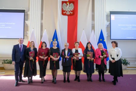 Uczestnicy uroczystości z okazji święta służb społecznych