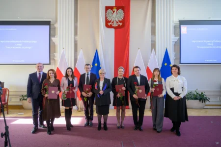 Uczestnicy uroczystości z okazji święta służb społecznych
