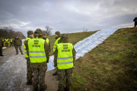 Uczestnicy posiedzenia Powiatowego Zespołu Zarządzania Kryzysowego i ćwiczeń w Tarnobrzegu