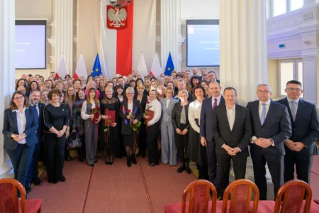 Uczestnicy uroczystości z okazji święta służb społecznych