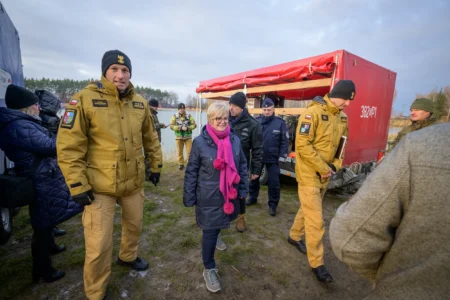 Uczestnicy posiedzenia Powiatowego Zespołu Zarządzania Kryzysowego i ćwiczeń w Tarnobrzegu