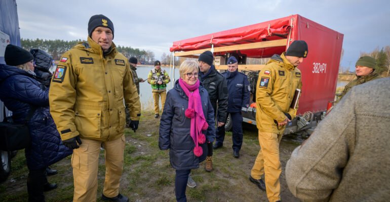 Uczestnicy posiedzenia Powiatowego Zespołu Zarządzania Kryzysowego i ćwiczeń w Tarnobrzegu