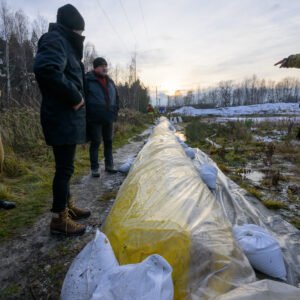 Uczestnicy posiedzenia Powiatowego Zespołu Zarządzania Kryzysowego i ćwiczeń w Tarnobrzegu