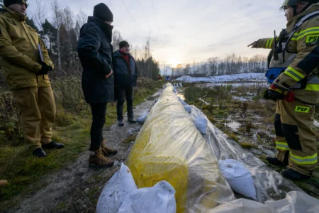 Uczestnicy posiedzenia Powiatowego Zespołu Zarządzania Kryzysowego i ćwiczeń w Tarnobrzegu