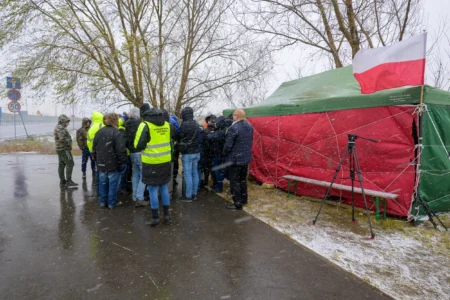 Czesław Siekierski, minister rolnictwa i rozwoju wsi oraz Teresa Kubas-Hul, wojewoda podkarpacki spotkali się w niedzielę z protestującymi w Medyce rolnikami.