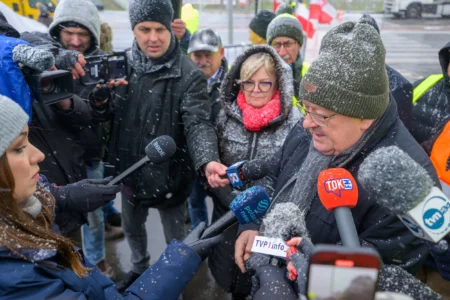 Czesław Siekierski, minister rolnictwa i rozwoju wsi oraz Teresa Kubas-Hul, wojewoda podkarpacki spotkali się w niedzielę z protestującymi w Medyce rolnikami.