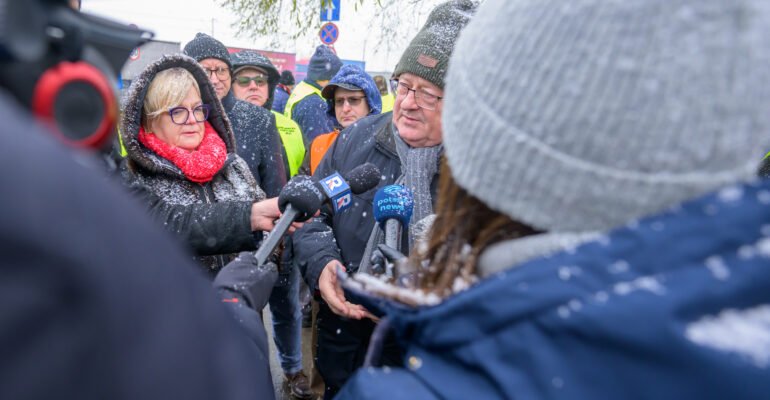 Czesław Siekierski, minister rolnictwa i rozwoju wsi oraz Teresa Kubas-Hul, wojewoda podkarpacki spotkali się w niedzielę z protestującymi w Medyce rolnikami.