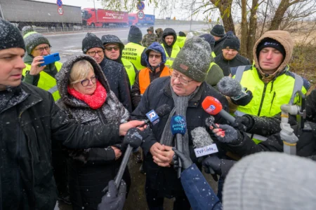 Czesław Siekierski, minister rolnictwa i rozwoju wsi oraz Teresa Kubas-Hul, wojewoda podkarpacki spotkali się w niedzielę z protestującymi w Medyce rolnikami.