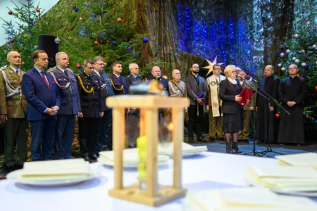 Uczestnicy spotkania opłatkowego służb mundurowych