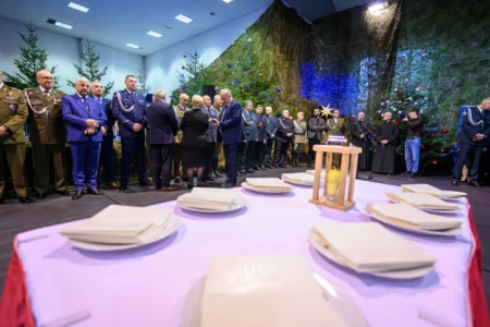 Uczestnicy spotkania opłatkowego służb mundurowych