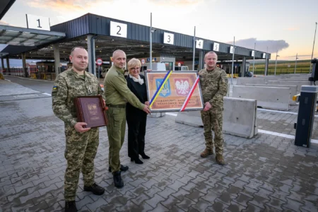 Uczestnicy otwarcia drogowego przejścia granicznego Malhowice - Niżankowice
