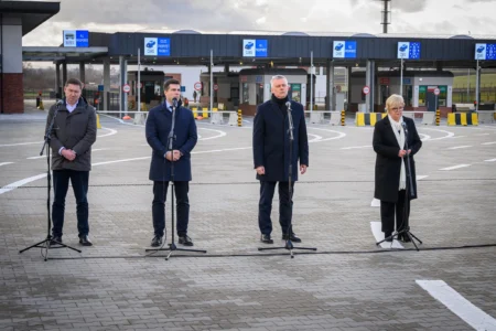 Uczestnicy otwarcia drogowego przejścia granicznego Malhowice - Niżankowice