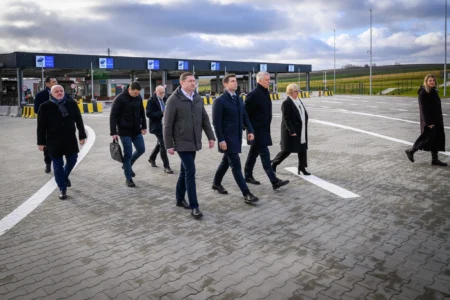 Uczestnicy otwarcia drogowego przejścia granicznego Malhowice - Niżankowice