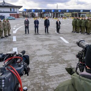 Uczestnicy otwarcia drogowego przejścia granicznego Malhowice - Niżankowice