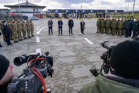 Uczestnicy otwarcia drogowego przejścia granicznego Malhowice - Niżankowice
