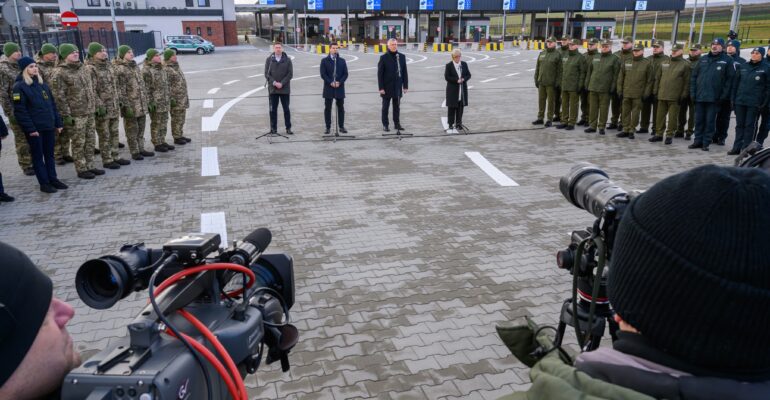 Uczestnicy otwarcia drogowego przejścia granicznego Malhowice - Niżankowice