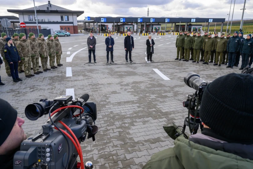 Uczestnicy otwarcia drogowego przejścia granicznego Malhowice - Niżankowice