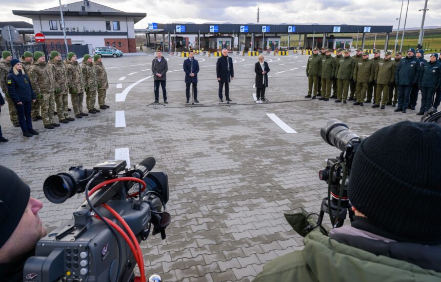 Uczestnicy otwarcia drogowego przejścia granicznego Malhowice - Niżankowice