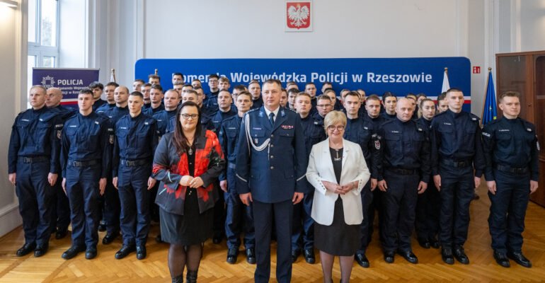 Uczestnicy uroczystego ślubowania policjantów