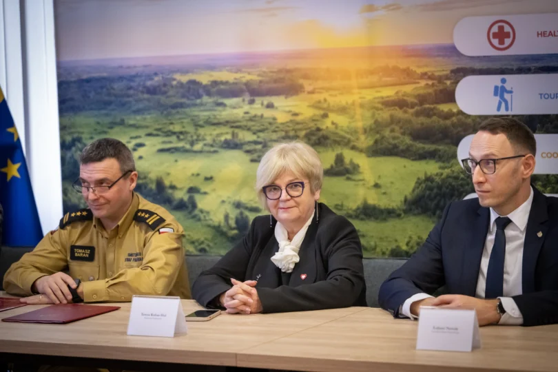 Uczestnicy podpisania umowy w Komendzie Wojewódzkiej PSP w Rzeszowie